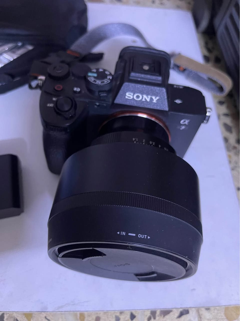 كامرة سوني a7iv + عدسة sigma 85 1.4
طبعاً الكامرة والعدسة غنيات عن التعريف
بطاريات عدد 2 وحدة بيها منفذ Type c
رام 128 سان دسك
وجنطة ام الرمز
اضاءة RGB مع ستاند الإضاءة تجاري
كاتريدرات + رفلكس عاكس للأضواء الطبيعية 
مع يلك التصوير / يعني عدة كاملة تاخذها كبل تطلع تصور 
ملاحظة الكامرة شبه جديدة وكراتين الغراض كلهن موجودات والشتر معابر ال 15k 
سعرها اربع ملايين و 750 الف وبيها مجال بسيط للتواصل موجود خاص وموجود واتساب *********** بغداد, العراق
