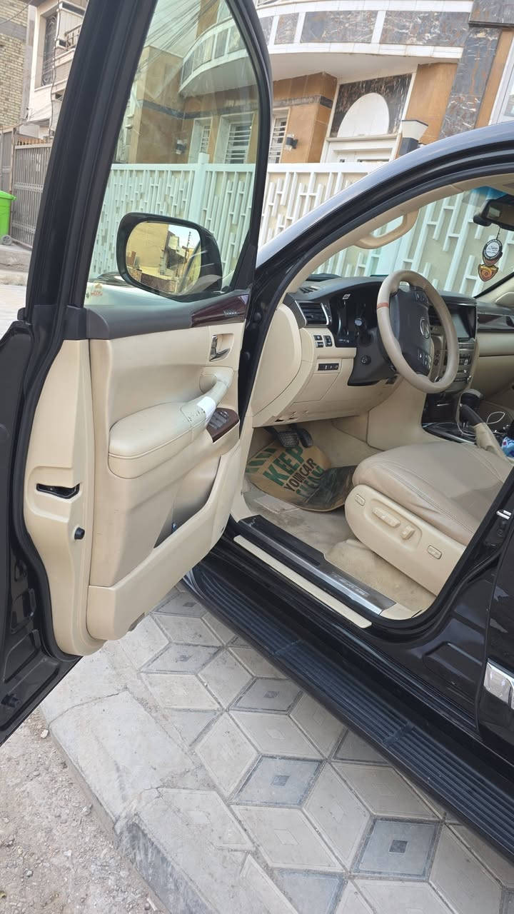 ‎السلام عليكم
‎
للبيع لكزز LX570 
موديل 2013 
خليجي وكاله بريم 
ماشيه ١٦٩ الف كيلو حقيقي 
‎فول مواصفات 
(فتحه وثلاجه وبصمات وجكات 5 كامرات ورادار وحساسات وكشنات جلد (خزن وتدفئة وتبريد وكهرباء) وبعد هوايه مواصفات‎گير ومكينه وحداديه بشرط ، بيها بارد  قليل

السعر :395$ وبيها مجال
للاستفسار : ***********
موقع السياره بغداد حي البنوك
