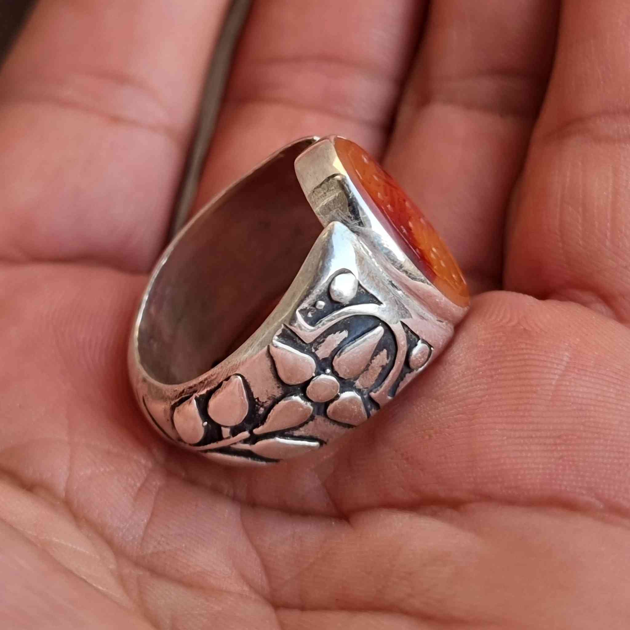 عقيق يماني زعفران مخطوط خط يدوي المبدع محمد همداني 
                          🔥يا ذا الجلال والإكرام🔥
بصياغه يدويه ثقيله للبيع مكاني بغداد يوجد توصيل إلى جميع المحافظات للبيع فقط فقط أحبتي الغوالي ما اراوس بس ابيع 
***********
