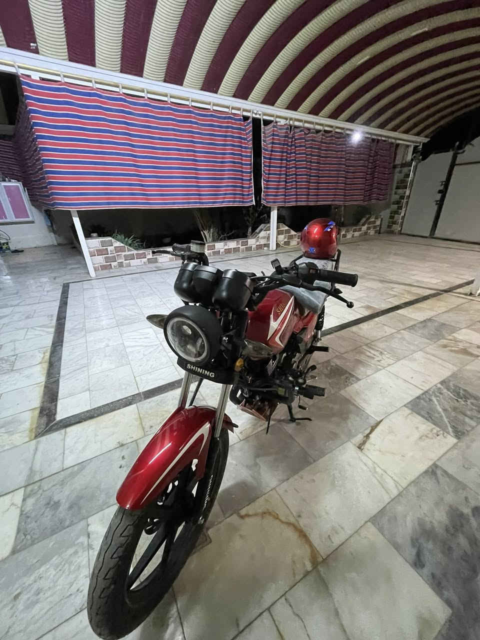 السلام عليكم 
شاينك 2024 
جهازه نضافه 100 
ما صارله هواي من طالعه من الوكيل 
دراجه تجدح بعدهي 
محركه أنطيك تراي  بي للحله كبسه وحده 130 وعلي 
ادير دهن كله امزويل وعلي الدراجه ناعمه حيل 
للبيع ب900 وبيه مجال للشراي ***********
