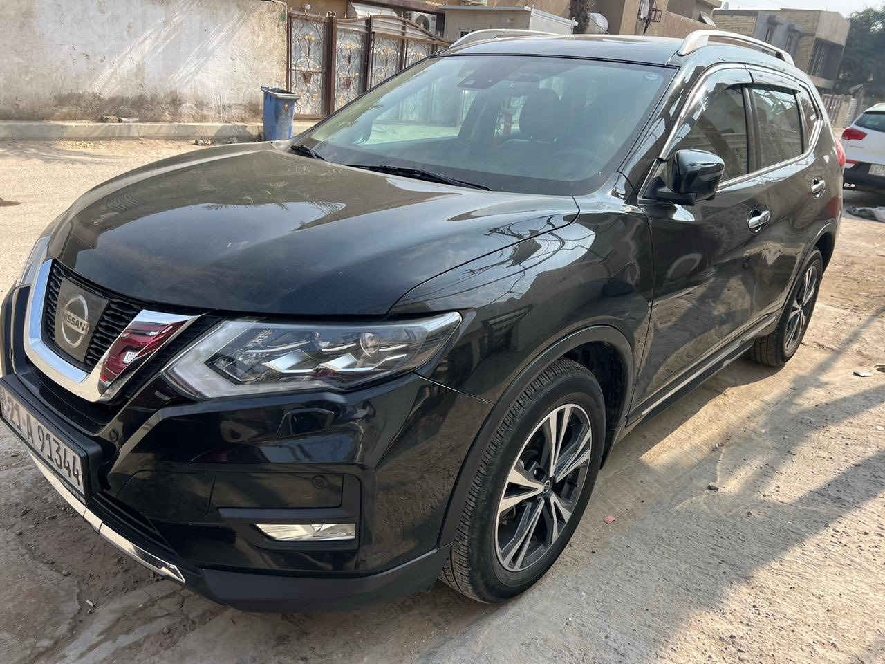 السلام عليكم                                                                      نيسان اكس تريل للبيع موديل 2018 صفر مال شركه ماشيه 62 الف حقيقي سياره مكفوله من الصبغ وتعديل وشرط المكينه والكير السياره تجي فول واحد ع واحد يعني بانوراما تبريد قطعتين فول تحكم ستيرن تدفئه وتبريد بلكشنات زراكه بلايتات  مفوله السياره ومال بيت مستحيل تلكه هيج نظافه بلسوق سعرها ١٩٥$ وبيه مجال بسيط ماكو هيج سعر بهيج نظافه وبلعافيه ع ياخذها للاستفسار *********** مكاني بغداد
