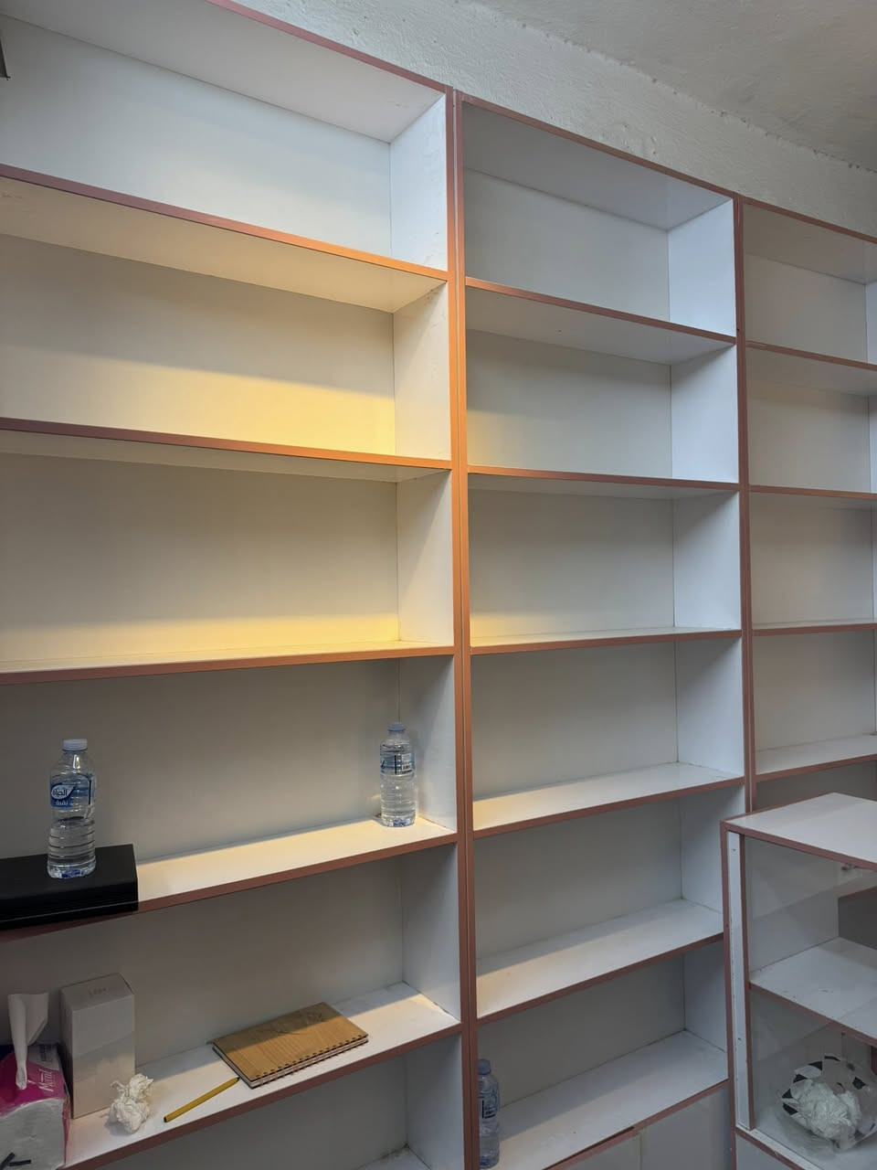 رفوف للبيع 6 قطع ارتفاع 2 متر ونص وعرض متر وقطعه ارتفاع 2 متر ونص وعرض متر و 40 و زوايه 2 و ميّز ارتفاع متر 20 وعرض متر زجاجي جام السعر وتساب *********** 
امانت الله جددت المحل عزل قبل لا يفتح
