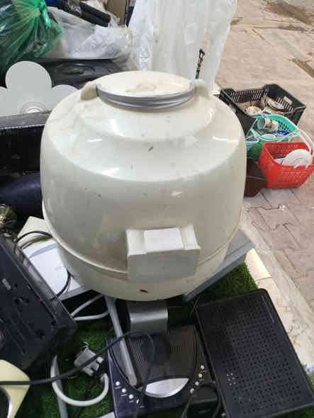 من رخصة ابو الكروب المحترم عندي أجهزة كهربائية قديمة للبيع وعدي أغراض منزليه لبيع عنواني بغداد الحسينيه. رقمي للتواصل ***********. السعار مناسبة
