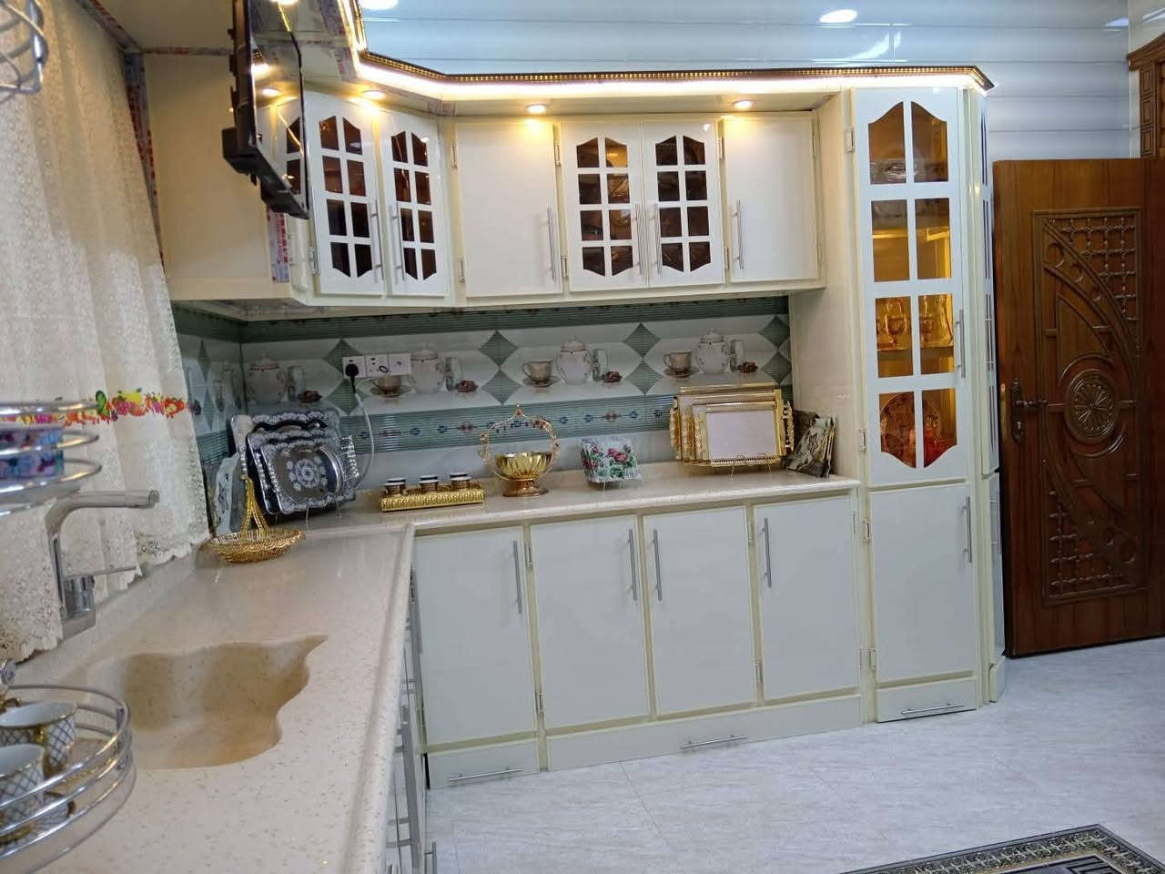 فرصه استثمارية تجارية /بنايه تجارية للبيع طابو سند مساحه290  حي النفط مجاور بلديه الدجيل /شارع ٢٠ متر/مكونه من ٥ محلات و شقه عدد ١ /ودار سكن قاطين/٤غرف نوم /استقبال ساحه درج مطبخ حار بارد مناور/صحيات ٣/بناء طابوك /سيراميك ارضيه وجدران/ كافه الخدمات/سعر ٣٥٠ مليون/ بي مجال للتفاوض الاستفسار الاتصال مكتب الشهم للوساطة العقارية الدجيل/***********
