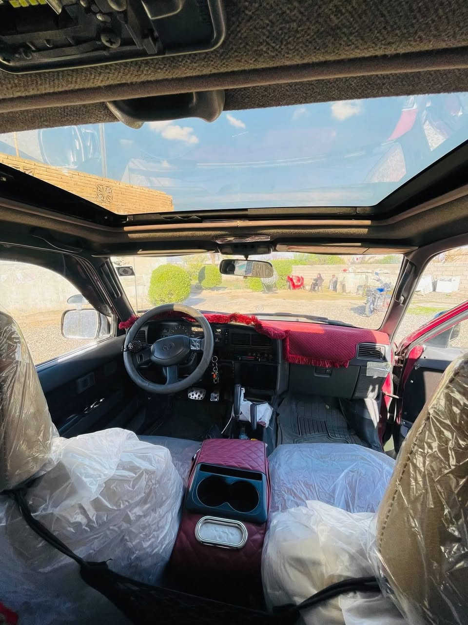 السلام عليكم
للبيع سيارة هايلكس تيوتا فورنر   
موديل ١٩٩١ محدث ٩٣ ترهم لكافة التضاريس 
رقم دولي / نينوى السنوية لل ٣١ 
هزة جديدة  مصفره من الغرامات 
مكفولة كفالة عامة شرط التحويل السنوية بأسمي 
اللون احمر ماروني نظيفة وجديدة 
ستيرن محور _ گير و محرك بطة ٢.٥ مبدل بيه كازكيت فقط
المحرك شرط لا صرف ولا بخار ولا غير شي 
كهربائيات كلها شغالة عدا جام التنته بيه عطل بسيط بالربط  وموجودة الدكمة كاملة
صدر جديد تواير جدد حجم ١٥ جبلي 
تبريد شغال امامي وفان خلفي 
شاشة حجم كبير مربوطة مع سرعة السيارة وبيها كافة البرامج + كاميرا خلفية 
مسجل شغال 
لا يت عالي وناصي 
دوشمة + نايلون ثقيل دوشمة اصلي ابو العلامة جديد 
بردات صيفية لكافة الجوم
 فتحة السقفية 
كنترول قفل وفتح مركزي 
سبير خلفي جديد 
چادر سيارة جلد ضد المطر والحرارة صيفي وشتوي 
لوكير ما يشتغل 
مصبوغة رش خفيف فقط للجمالية البونيد + السقفية 
( بيهن اثر جراد او تقحيل وعندي صور قبل الصبغ واثناء الصبغ وبعد الصبغ)  شرط بدون دواخل 
السعر : ٦٥ وبيها مجال حگ الجيه 
للبيع نقد او مراوس حسب القناعة 
***********
