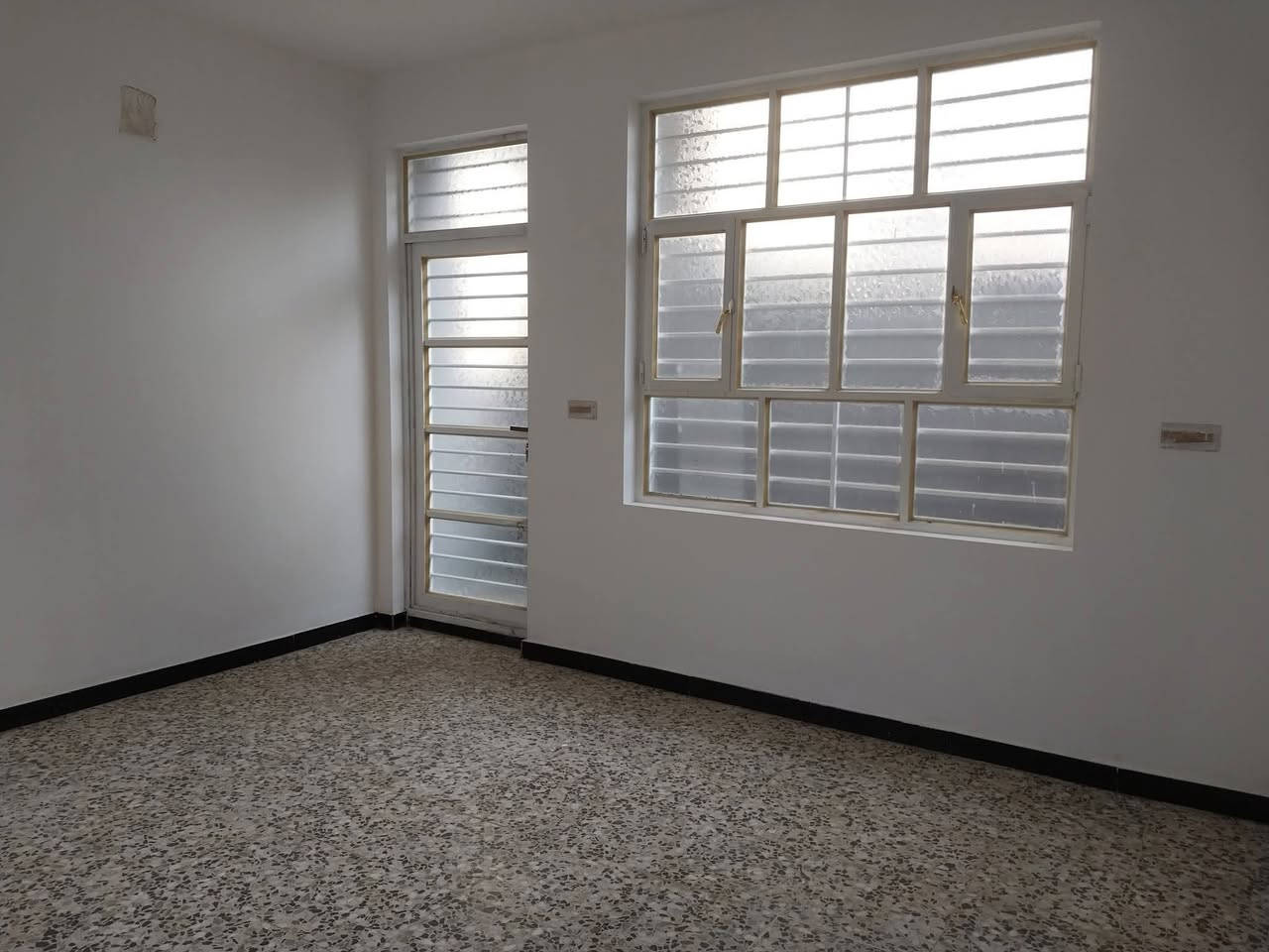 للبيع منزل ١٠٥ متر واجه ٦،٧٥ طابقين في ركية وفاضل الشارع الرئيسي مقابل بيت المختار مكون من اربغ غرف نوم واستقبال ومطبخ وهولين وحمامين داخليين وثالث خارجي ومنورين ومخزن كبير في البيتونه للإستفسار الاتصال ***********ابو محمد
