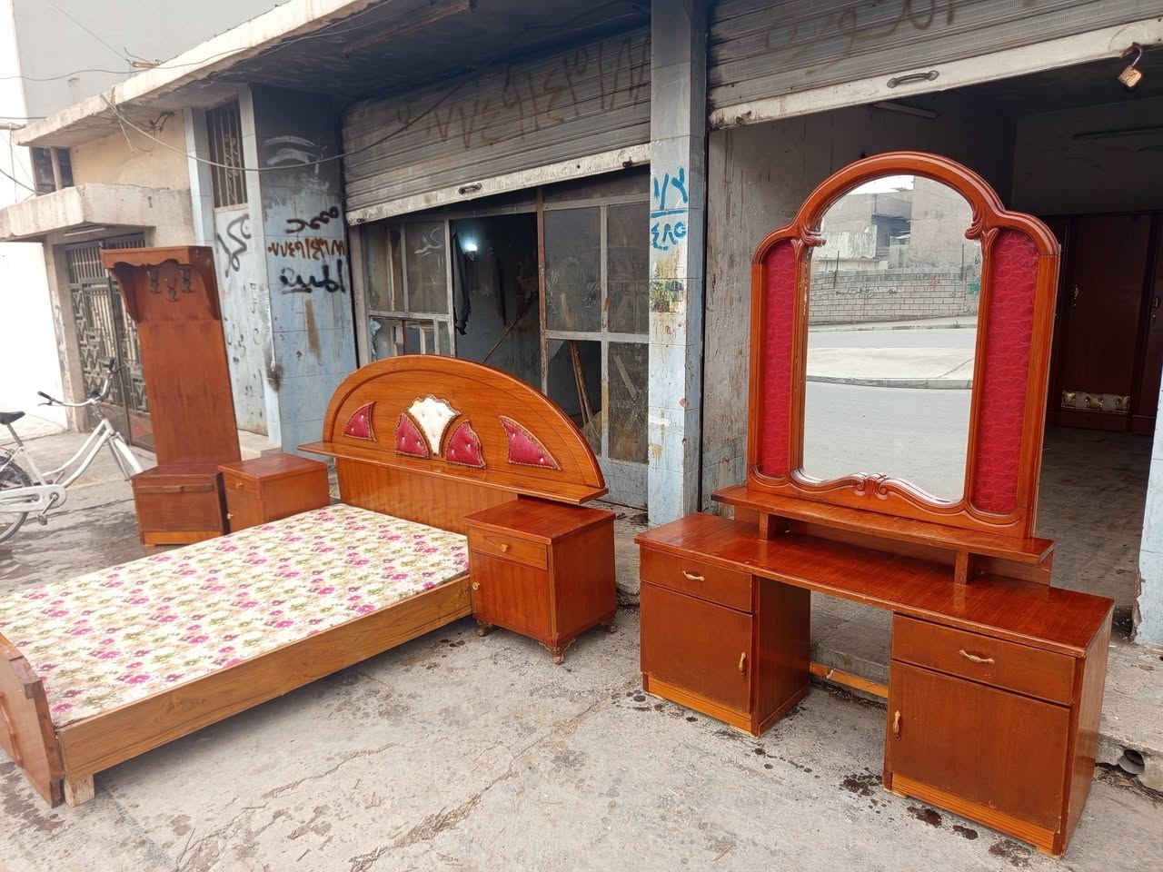 اثاث متنوع للبيع شرط النظافه شغل ثقيل حيل
تواصل خاص رفاعي يم طرشي الشفاء ***********
