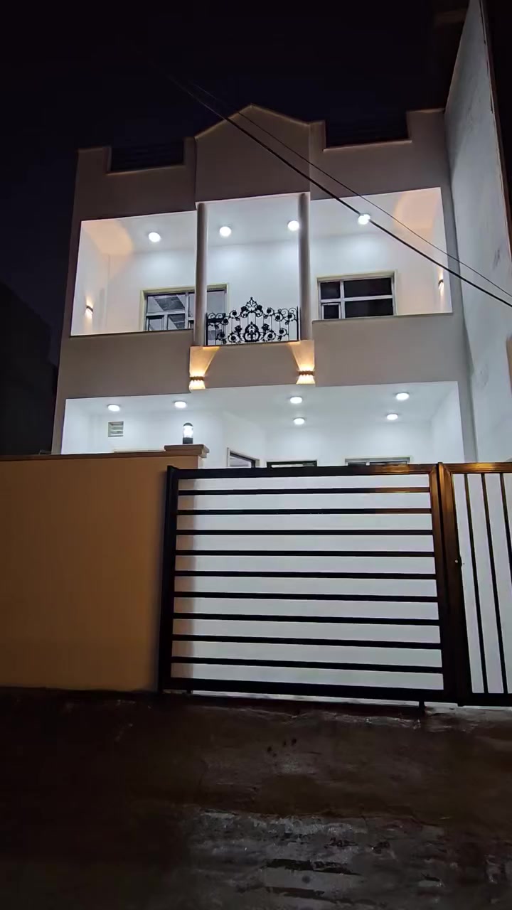 #عروض_ابوادم_للعقار
دار للبيع في حي مزارع الصديق
مساحه 145 م
واجهه 6.5 م
طابقين زيرو 
ط١/ كراج .. صحيات خارجيه .. مطبخ .. هول. استقبال. غرفتين نوم.  صحيات 
ط٢/ هول. غرفتين نوم.  صحيات. سطوح ناصي وعالي 
للاستفسار الاتصال على الارقام أو مراجعة المكتب 
***********
***********
عنوان المكتب حي السكر مقابل مستشفى الخنساء قرب صيدليه البقيع
