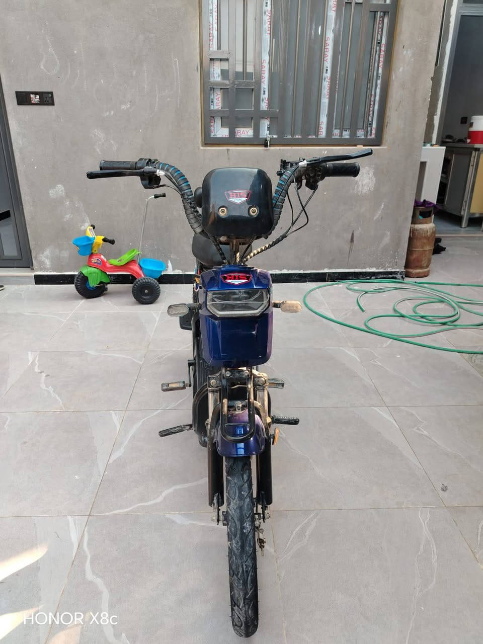 السلام عليكم: دراجه شحن للبيع فول مواصفات موديل 2024حديث 5بطاريات. السعر350.بيها مجال. مكاني ناصريه سوق الشيوخ شراي خاص. او.على الرقم. ***********
