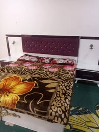 غرفة للبيع • بيها مجال • ضربة بالباب