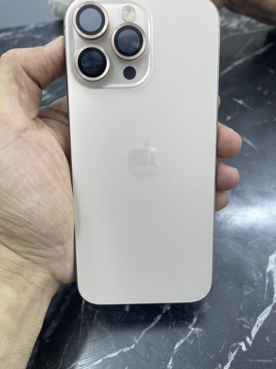 السلام عليكم شباب أيفون 16 برو ماكس جهاز شخط مابي   مكفول شرق اوسط بعده بل ضمان بطارية 99 السعر  مليون و٣٠٠ للاتصال  ***********
