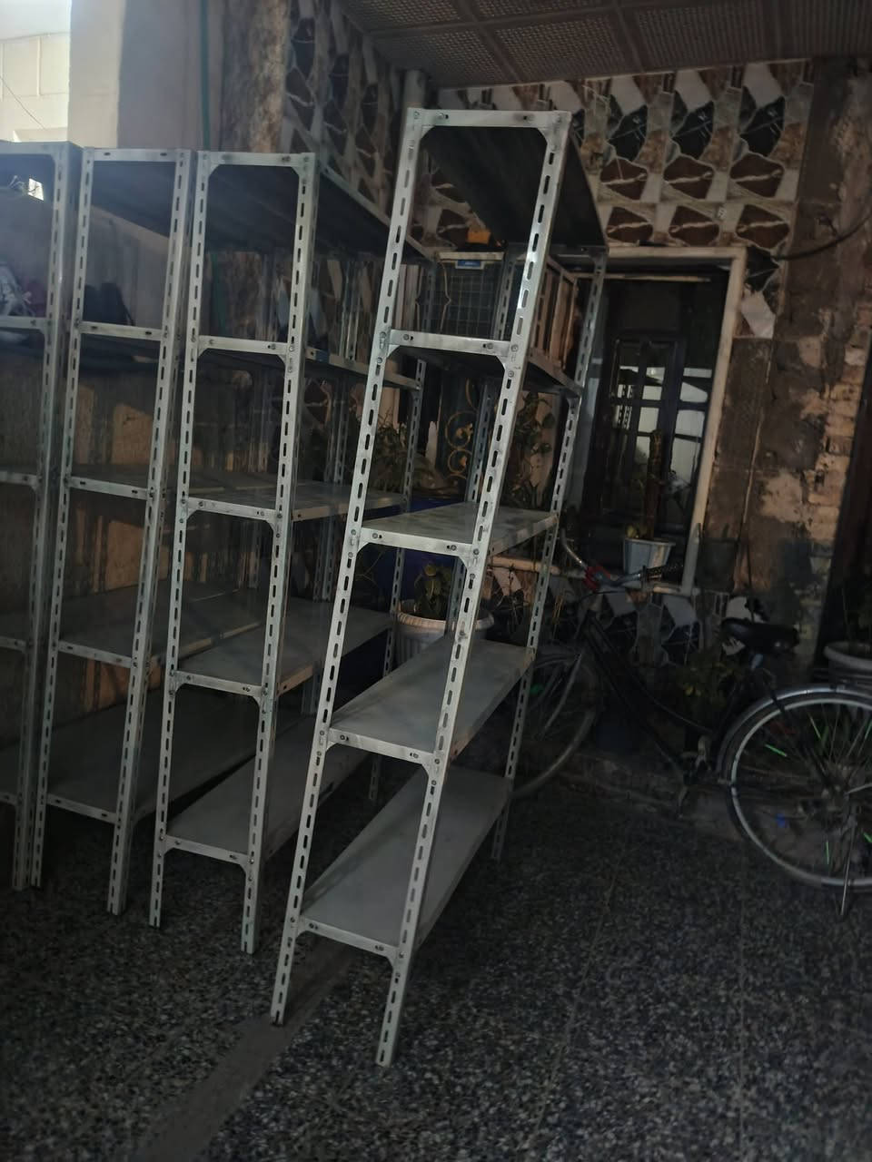 رفوف هذني ٦ رفوف واكو رفوف جام سعرهن ٣٠ الرفوف الواحد والرفوف الجام ١٥ رف كل رف مترتين و٤٠ سعر ١٥٠ المكان كميره شارع ابو كفه اي استفسار ع الرقم ***********
