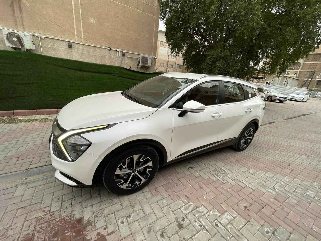 🚗 للبيع - كيا سبورتج برستيج موديل 2022 🚗

🔹 سيارة وارد كوري هايبرد 
🔹 الفئة: برستيج عدا البنوراما
🔹 المسافة المقطوعة: 60 كيلو متر
🔹 حالة الإيرباك: دركه

ضرر السياره : حافت البنيد و حافت الجاملغ اليمين تكحيل

💰السعر : 185$و بيه مجال

🔹 المواصفات:
✅ كراسي كهرباء
✅ تشغيل بصمة + تشغيل عن بعد
✅ بصمة أبواب
✅ شاشة متصلة + شاشة كبيرة
✅ كاميرا خلفية دوارة
✅ مقاعد جلد لون مشمشي
✅ كشنات تدفئة + تبريد
✅ حساسـات خلفية
✅ لايت زينون + LED + كشافات
✅ بك لايت LED
✅ مثبت سرعة (Cruise Control)
✅ أوضاع القيادة (Drive Mode)
✅ الأوامر الصوتية
✅ فحص أنظمة السيارة
✅ حساس ضغط الإطارات
✅ شفتات مقود
✅ نظام ترحيب
✅ قطعتين تبريد
✅ هند بريك بصمة
✅ مانع انزلاق + نظام نزول المنحدرات
✅ إشارات مرايا جانبية
✅ مخرج طاقة

📩 للتواصل:
***********   (واتساب أو اتصال)

📍 المكان: بغداد –

#كيا_سبورتج #Sportage_2023 #سيارات_للبيع #بغداد #CarX
