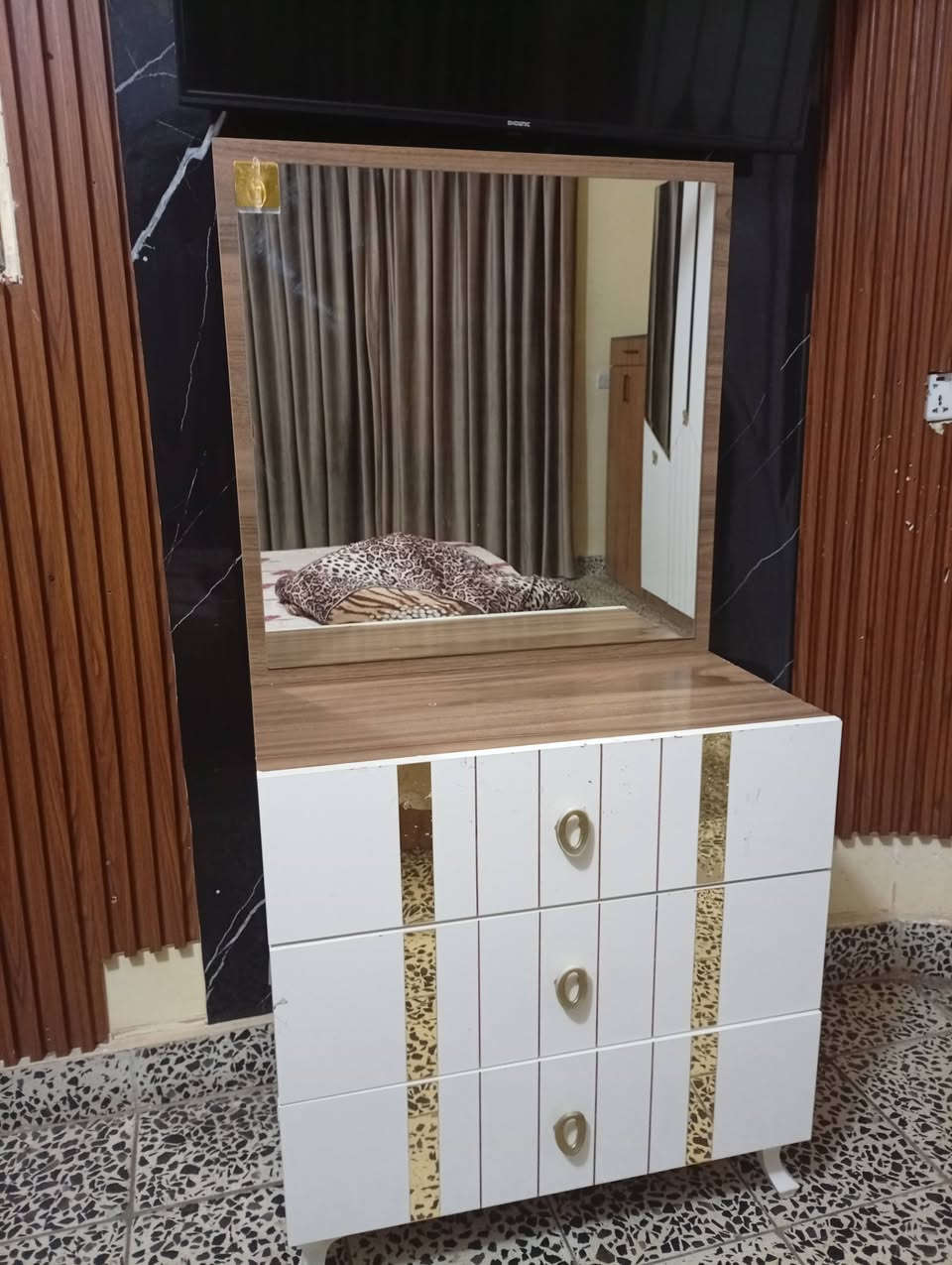 سلام عليكم غرفة نوم تركية مستعملة 7 قطع اضافة الى شازلون موجود
السعر 300 مكاني بغداد حي الجهاد 
***********
