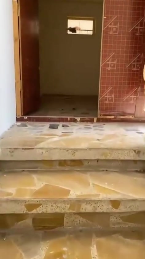 سلام عليكم 
بيت البيع البلديات تقاطع الكهرباء 3بيت عن شارع العام 
المساحه 120 زراعي سند 25قرار بي محكمه واجها 12نزال 10 طابقين الطابق 3بيتونه وسطح
السعر 260وبي مجال
***********+964 770 028 6387
