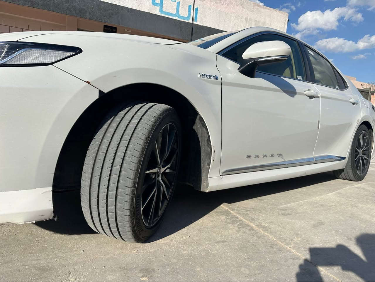 السلام عليكم 
 
تويوتا كامري هايبرد الموديل 2024 

خليجي GLE وكالة عبد لطيف جميل  ياباني 

العداد 79000 الف

حجم المحرك 2500 هايبرد

فول مواصفات  

فتحة سقف 

بصمة +دخول ذكي 

اشاير بالمري +مري شفط 

حساسات كاملة امامي خلفي 

شاحن هاتف لاسلكي

كامرة خلفية محدده

زينون LED بلادي 

بردة خلفية ع بك تنزل ع دي تصعد بلادي 

داخل بيجي  

هندبريك بصمة اوتو 

تحكمات ستيرن كامله 

تبريد قطعتين 

زينون عالي ناصي +ضبابي +بلوجكترات بلادي 

كير محرك بشرط بلادي ممفتوح 

عليها تخم تاير جديد (برجستون ياباني) 

5 ويل كب كروم بلادي قياس 18  

باقي المواصفات معروفة

السيارة بيه صبغ جاملغ خلفي عكس السايق 

وشخط بجاملغ الامامي موضح بالصور 

السعر  230 قابل للتفاوض 

مكان السياره بغداد كم سارة      
للتواصل:  *********** بغداد, العراق
