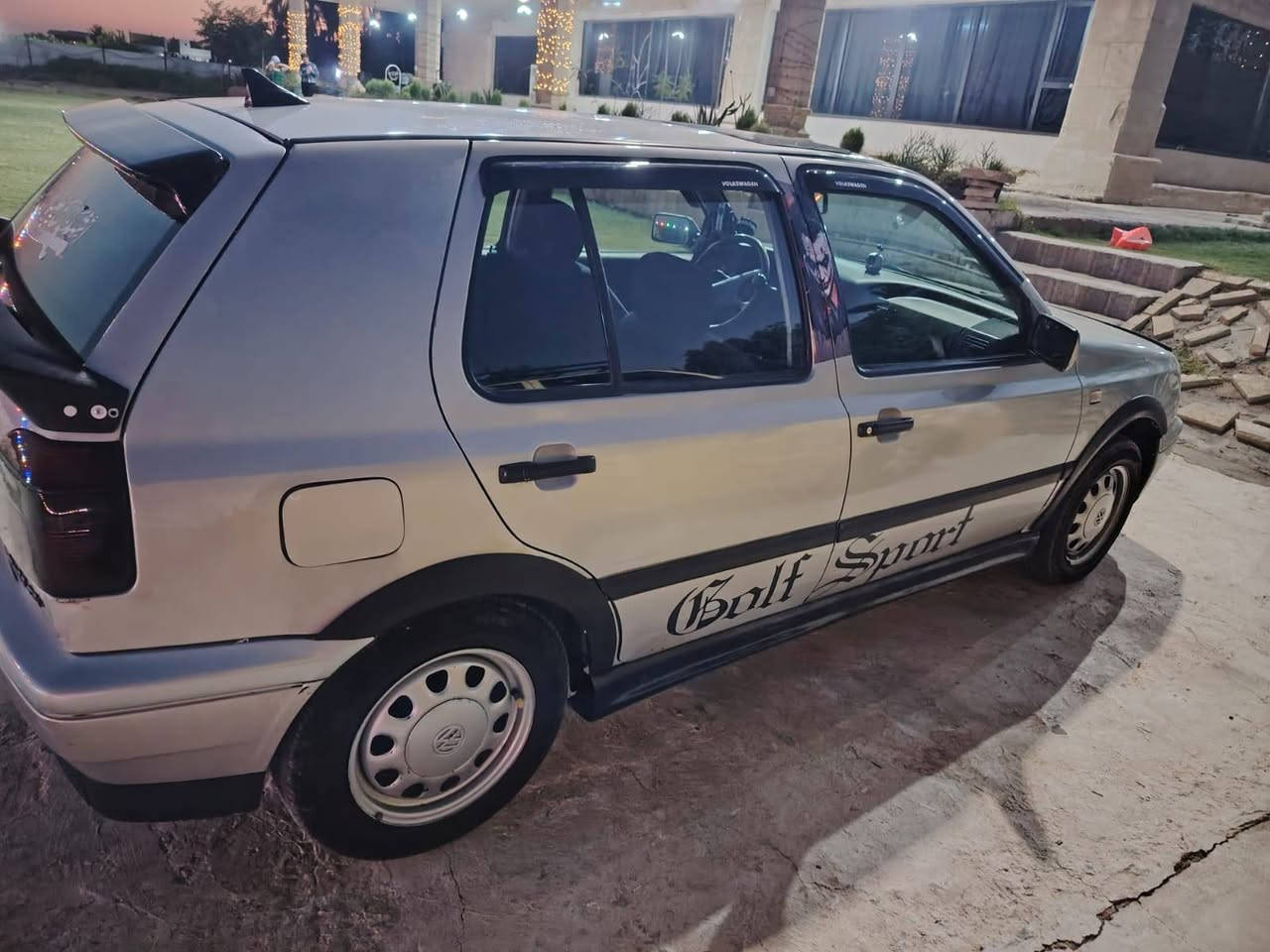 للبيع كولف 1992 المكان كراده قرب سما مول ***********
