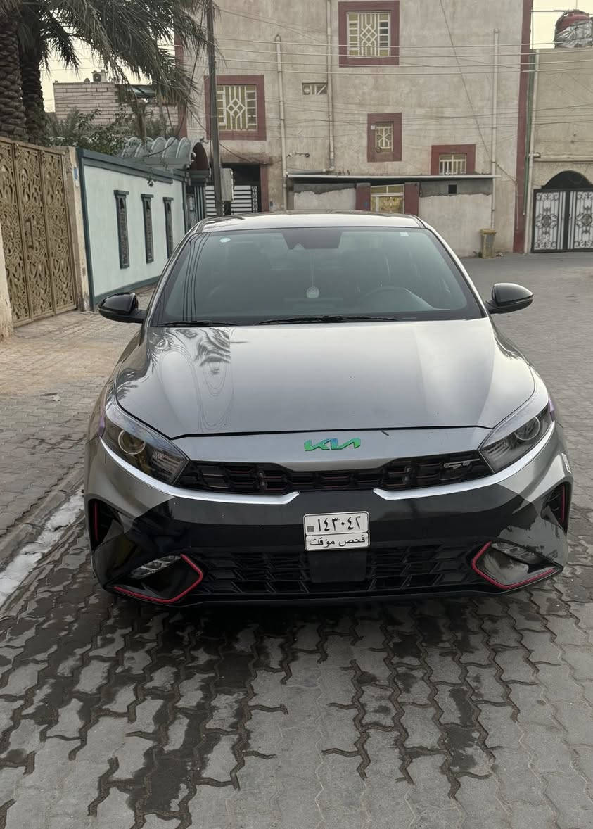 السلام عليكم 
كيه فورتي رياضي تيربو مديل ٤ وشرين سياره ما ماشيه جديده حداده تبريد فول الساره ما عده الفتحا رادرات حساسات تحكم ستيرن تحكم قياده تشغيل عن بعد الساره فول كلشش وارد مريكم حادثها بس بنيد فقط رايدها 145 بدون رقم الساره 
رقم تلفوني ***********
