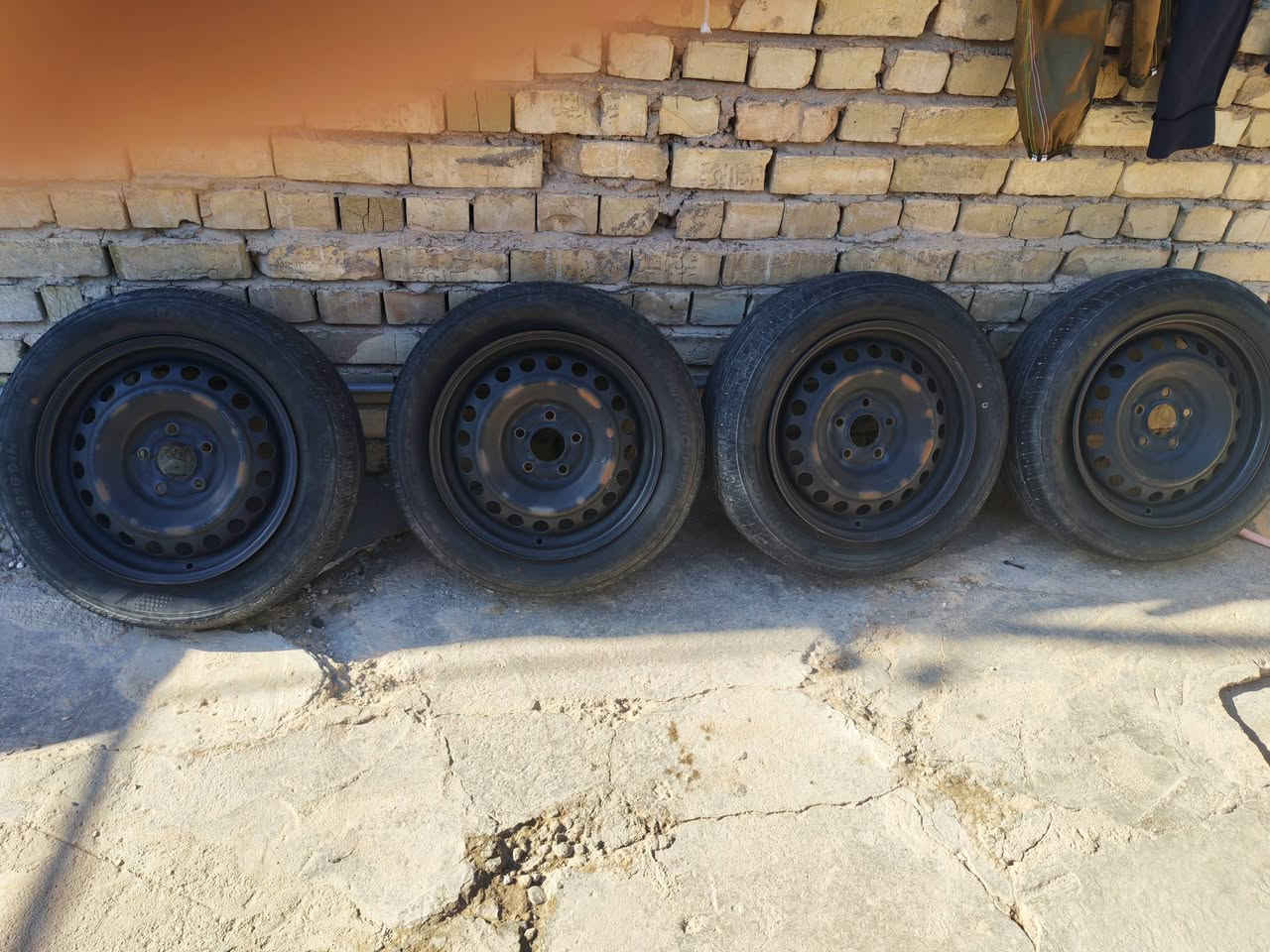 للبيع. ويل حجم ١٦.اصلي كيافورتي و الانتر. مع تايرات. السعر ٢٠٠ الف. ***********. بغداد
