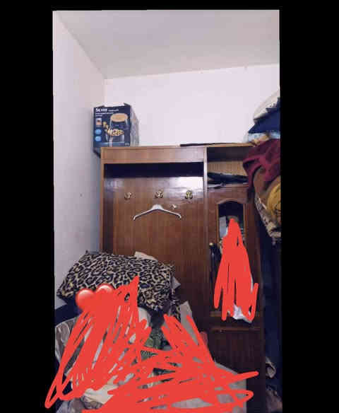 غرفه نوم تزكام عراقي للبيع سعره ٣٠٠ وبيه مجال قليل اشراي يتصل *********** مكاني الديوانيه شارع الوكفه
