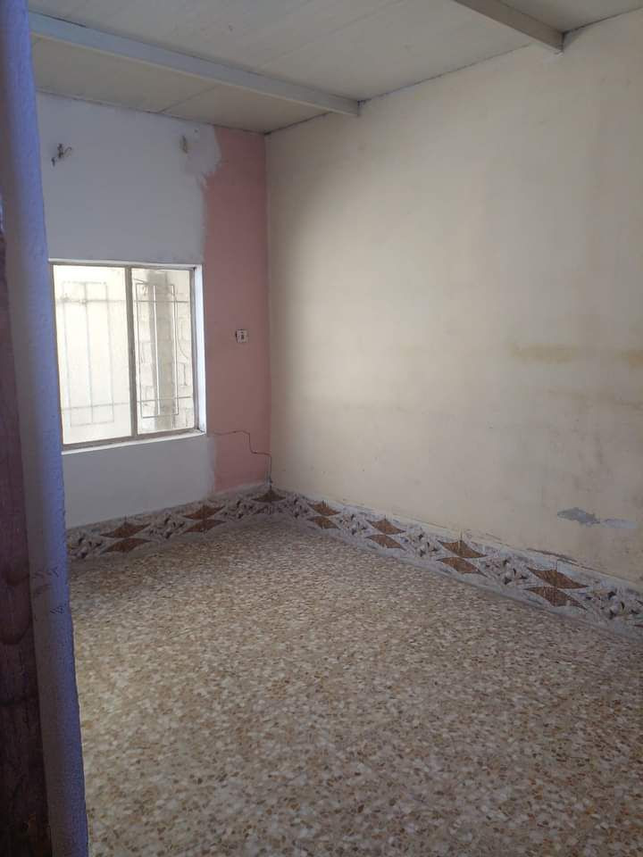 120م مشتمل خلفي  غرفه مطبخ وخدمات منفصله   وطرمه جانبيه كبيره  حي البساتين  شارع ابو حسين المختار سند اصفر  السعر المطلوب37  للاتصال***********
