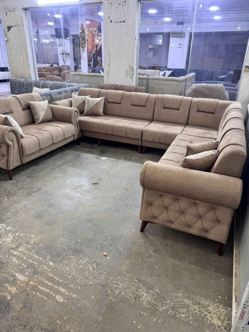 ديوان ٢٠ مقعد كورنر قياس ١٤ متر ونص تجي بيه قنفتين مفصوله مع ٢ زاويه تفصال بالدرجه خشب بلوك اسود كله الثقيل سفنج مضغوط مميز أول قماش خاولي ناعم لون عسلي مطعم ب البيجي الاوف وايت جديد من معمل يوجد توصيل عالفحص تفحص قبل الشراء استفسار *********** متوفر واتساب
