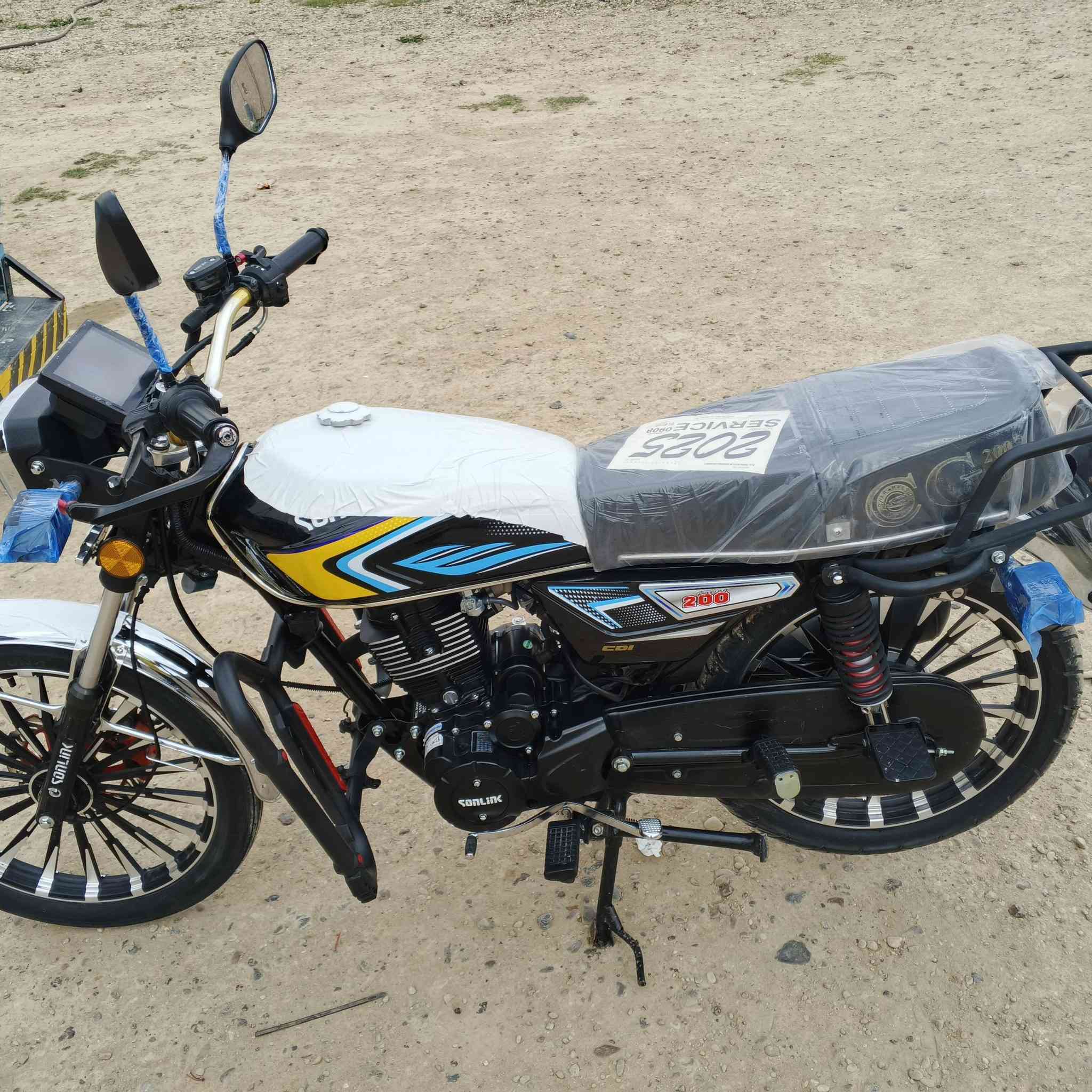 دراجه سولنك 25 محرك 200cc دراجه حيل نضيفه مثل ما واضح بلصوره بصمات 2 سويجات 2  عله وضع شركه وياه منفيس  فقط سعر 950 وبيه مجال/***********
