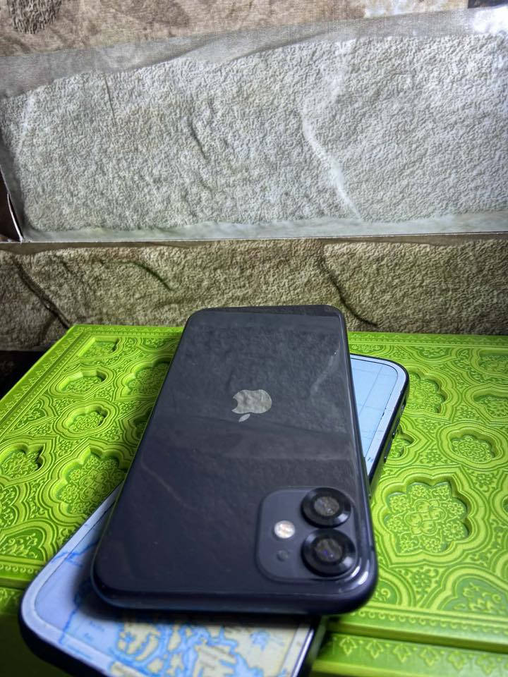 ايفون 11 عادي 
شرط مايعبر هوا مامفتوح 
نضافة #100ً لون اسود {balck}
ذاكرة 64 بطارية 71 قطارة بل شحن 
وضع شركة تك سيم سعر 210 الاف 
*********** موصل سايدين النعيمي ♥️
