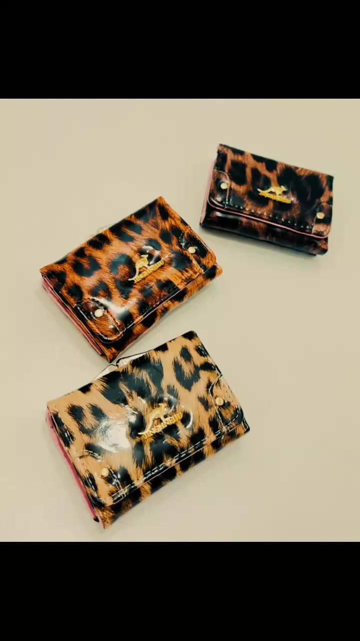 شي مرتب وصغير بس فخم ✨
محفظة حجم صغير بنقشة النمر الأنيقة 🐆
ستايل ناعم ومميز، تفاصيل ذهبية تخليها تبين فخمة رغم حجمها 😍

✔️ عملية
✔️ خفيفة
✔️ تاخذ كروت وفلوس بكل ترتيب
✔️ تناسب 

 الشنط الصغيرة

صغيرة بالحجم… كبيرة بالأناقة 👑

للحجز والاستفسار راسلينا خاص �
نمري صغير 
#FYP
#EXPLORE
#REELKAPOFlELKARO
#TRENDlNGTOP


**إذا كنت صاحب هذا الإعلان وتريد حذفه لأي سبب، رجاءا أرسل رسالة إلى الدعم الفني**