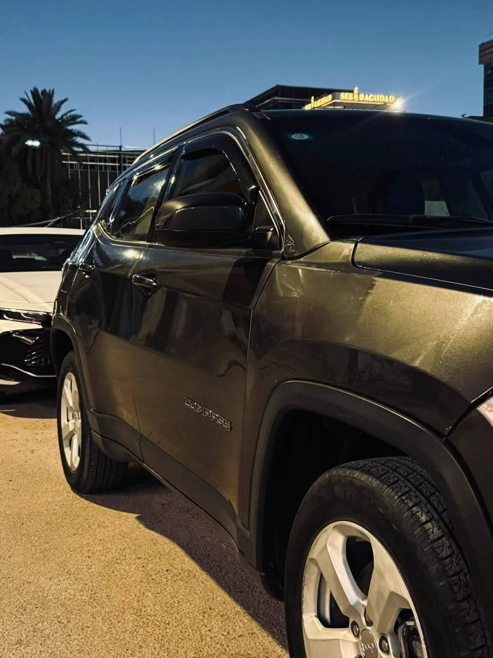 السلام عليكم Jeep Compass
فئة Latitude 
ماشيه 58mil
محرك ٢.٤ اقتصادي وقوي
كير ٩ سرعات 
كاميرا خلفية 
شاشة لمس كار بلي 
تبريد ثلج  قطعتين
٤ وضعيات للقيادة 
وبعد بيها هواي مواصفات
سيارة حلوة ونظيفة استخدام شخصي بس 

مكاني بغداد

***********
