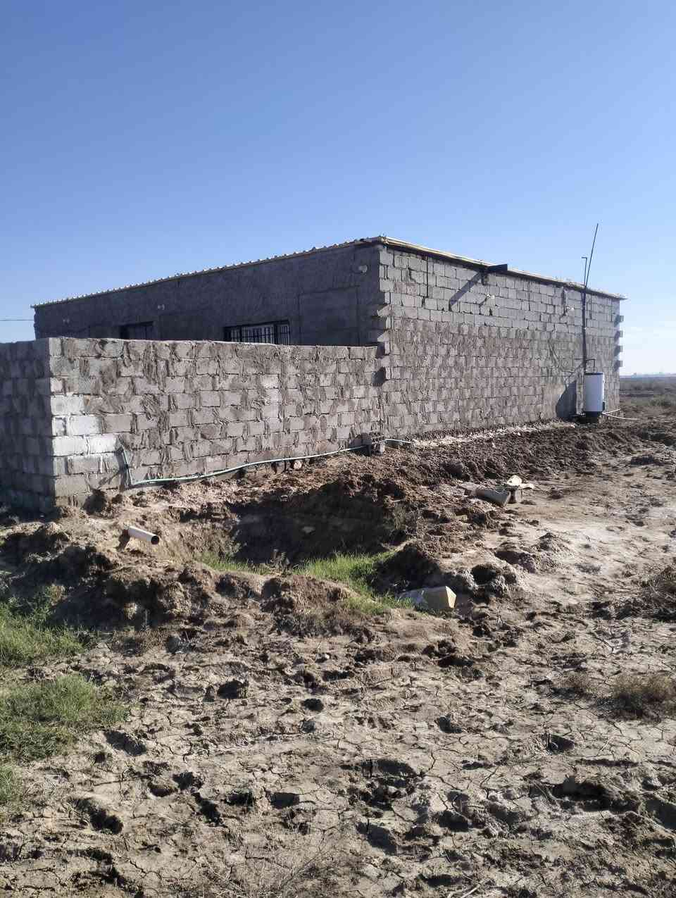 السلام عليكم، أرض زراعيه واسط قضاء الحي، جرف الشط قريب محطه ريف البشائر ست دوانم مع بيت يتكون، من غرفتين ومطبخ، وحمام وهول، جهاز مامسكون بناء جديد سكف سندويج،بيت سيراميك، ماء أسأله متوفر وكهرباء شارع سبيس، يبعد عن الشارع العام 700متر، غير متواجد على الفيس رقم اتصال فقط، ***********
