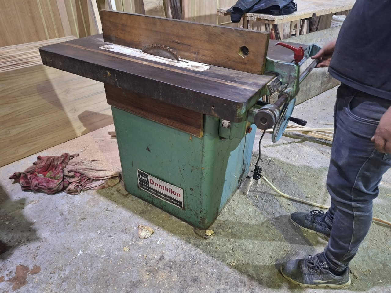 منشار انكليزي نضافة فول جديد السعر مليون ونص *********** العنوان ميسان المجر الكبير
