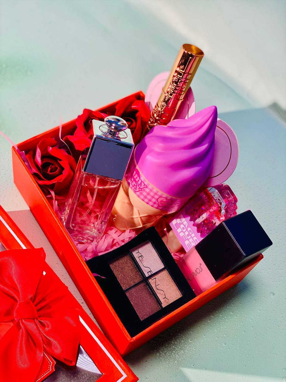 عيد الحب غير ويّا هالبوكس 💝
بوكس فخم يضم عطر ناعم، مكياج أنثوي، ولمسة دلع تخلي القلب يذوب 😍✨
ألوانه رومانسية، ريحته تجنن، وكل قطعة بيه مختارة بحب 💄🌸
#الححزدايركت
واتساب. ***********
