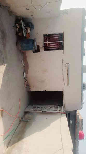 مشتمل 125 بحي الحكيم نزله عطوف قرب الجامع 
غرفه وهول ومطبخ وستقبال ما كامله سقف سندويج 
سند 25 مسجل بلديه السعر 8 بيه مجال بصيط 
الستفسار ***********
