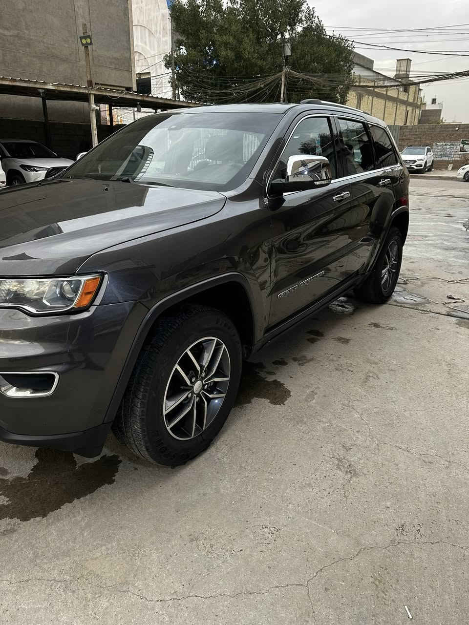 السلام عليكم عندي جيب موديل 2020 لمتد فول موصفات مكينه 6 سلندر حادثها جاملغ وبنيد  ومبدلات نفس اللون ماشيه 30 الف ميل جديده جدا وعليها تغليف بلكامل pbf رقم بغداد والتحويل ثاني يوم مكان السياره بغداد الكراده السعر 225 ورقه وبيها مجال جدا بسيط للاستفسار الاتصال ***********
