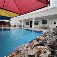 منتجع البياتي • حديقة كبيرة • مسبح كبير