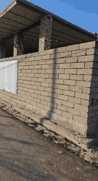 سلام عليكم توفر للبيع بستان دونم ونص تقريبا مع بيوت ثنين وديوان كبير بناء طابوق سنه البناء ٢٠٢٠ تبليط ماء اساله كهرباء اسواق مدارس مستوصف صحي كل الخدمات متوفره البستان يحتوي على نخل برحي ونواع نادره وسدر تفاحي العنوان منطقه السوره قضاء المدينه للستفسار على الرقم ***********
