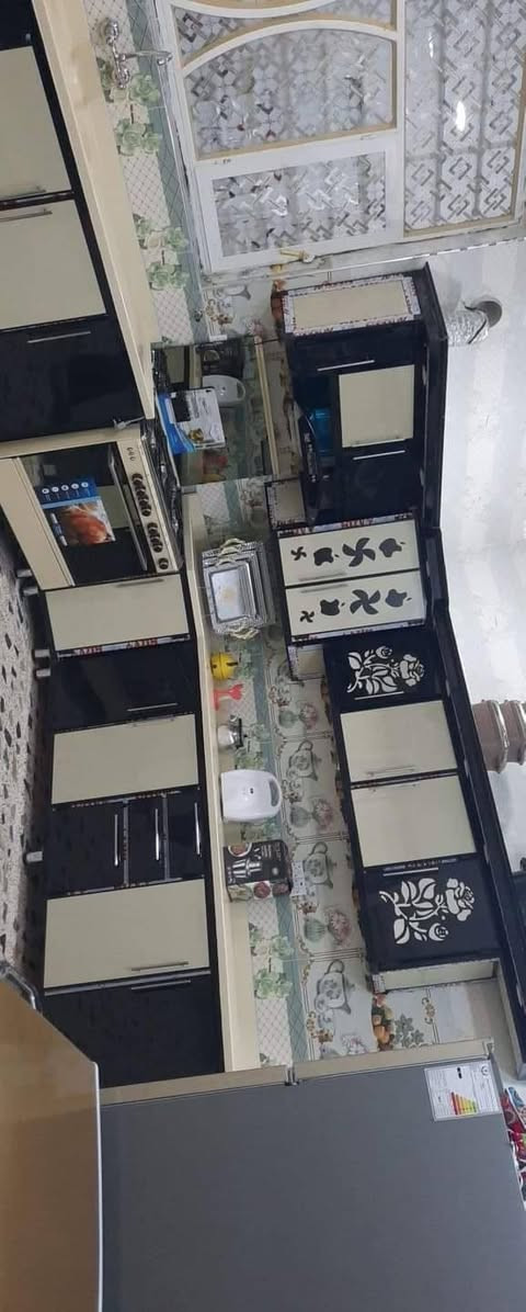 للبيت للبيع 
المعلومات :
 مساحة ١٦٠م/١٠×١٦..
بناء حديث 
الطابق الأرضي 
استقبال ،وصالة ومطبخ.. وغرفتين نوم صحيات داخلية وخارجية 
والطابق الثاني... اربع غرف نوم وصالة... وصحيات
طابو صرف 
التحرير - فلكه الاخيرة/منطقة ١٦٠ 
رقم الهاتف ***********
