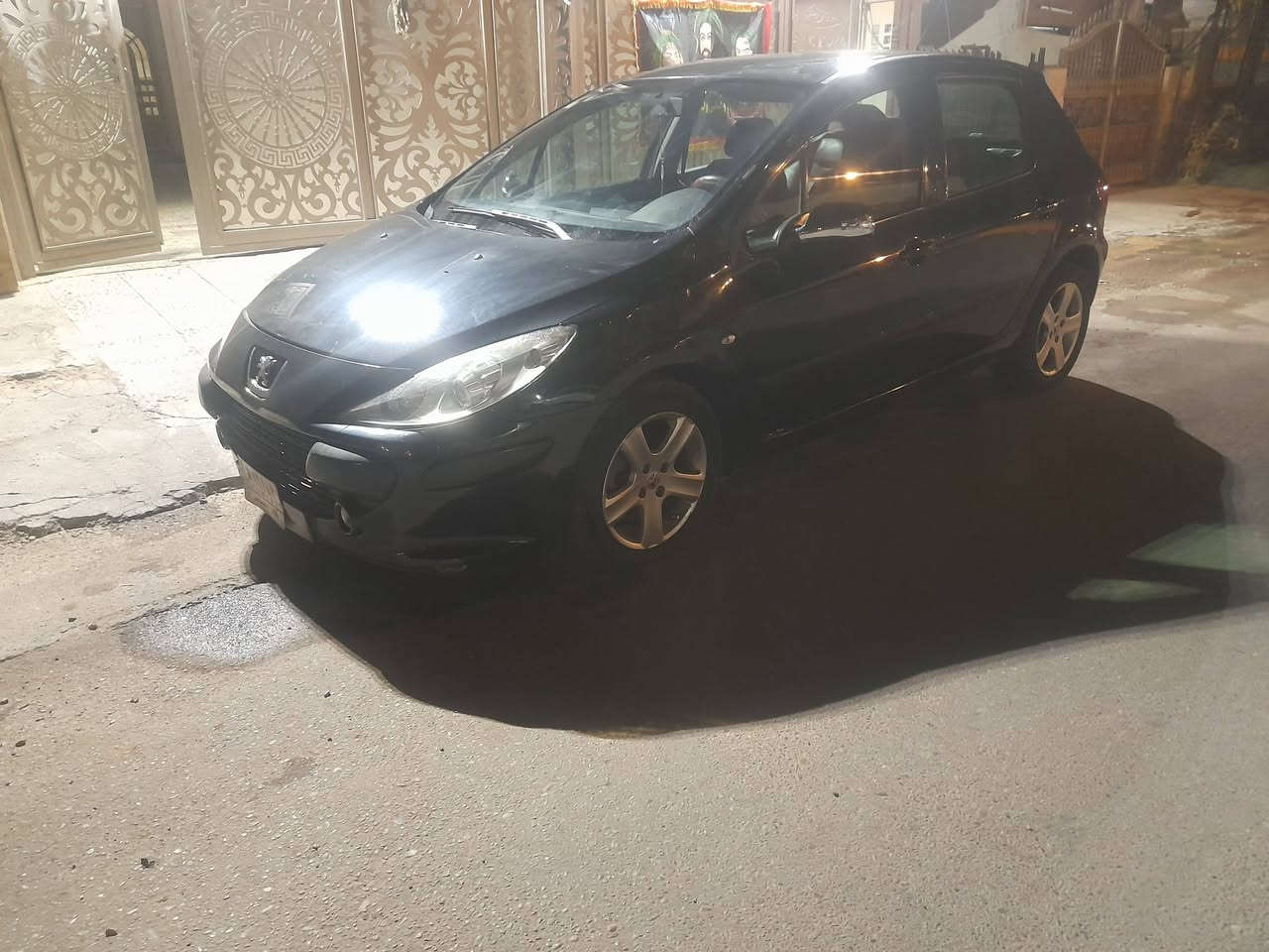 سلام عليكم شباب بيجو 307 السيارة بيها رش كلير الباب الخلف السايق كشناتها جلد تبريد ثلاجة صدر أمامي خلفي جديد المكينة حجم ٢٠٠٠ ويل كب حجم 17 السيارة معروضة ٥٣ وبيها مجال قليل الاستفسار على الرقم *********** علي ابو التمن
