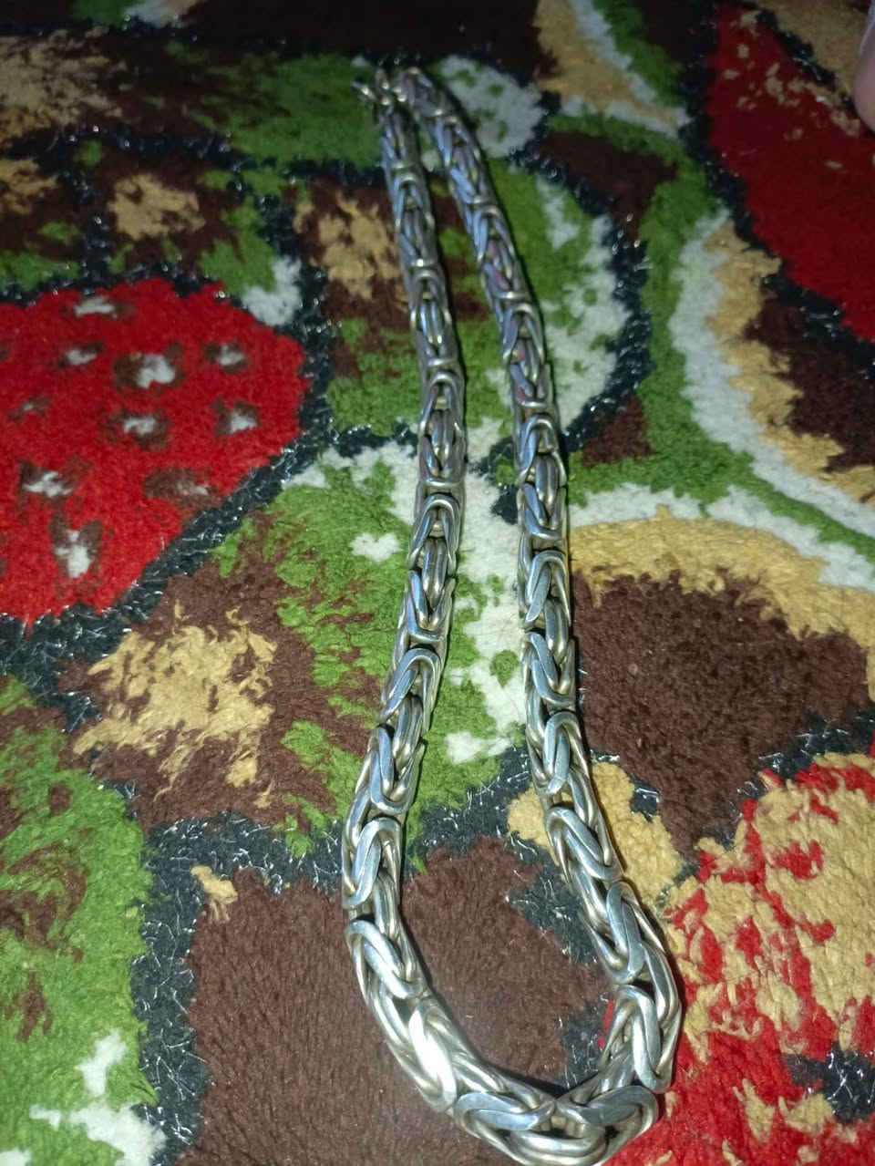 زنجيل فضه  925    وزن    305  غرام          سعر الاغرام 4250       بغداد  الشعب    ***********
