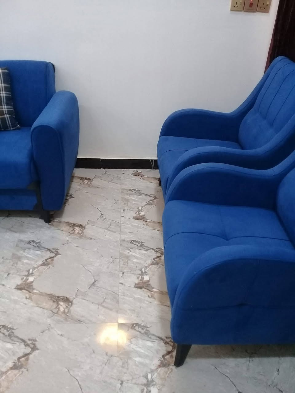 بيت للبيع المساحة ١٠٠ متر طابقين وثالث بيتونه يتكون البيت من ٣ غرف نوم وصلات عدد٢ وصحيات خارجيه وداخليه 
العنوان كاع بيت بنيه فرع ١٦ رقم ٣ يباع مع الأثاث للستفسار 
***********
