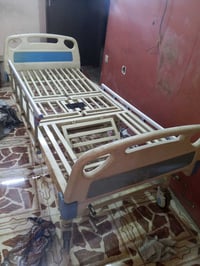 سرير طبي اربع حركات يدوي نظيف ومتروك بالغرفه السعر ٢٥٠ الف استعمال قلي...
