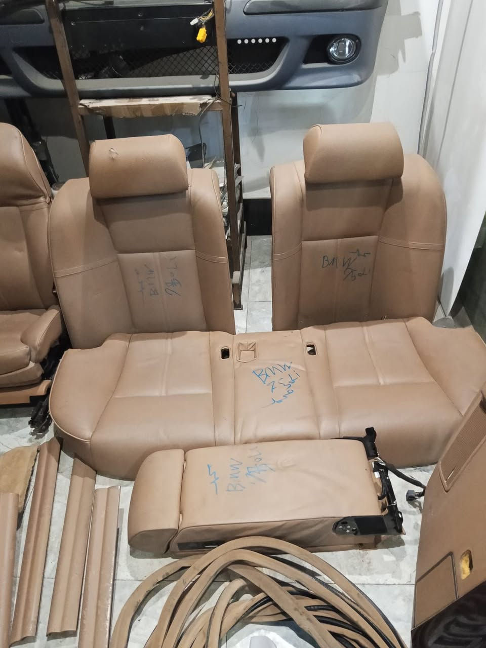 السلام عليكم 
غرفة باخره كاملة من الدشبول للدشبول باب طويل 
بيجي بدون تنته وأرضية 
العنوان حله حي الصناعي شارع العام شركة المركزي علي يوسف 
***********
