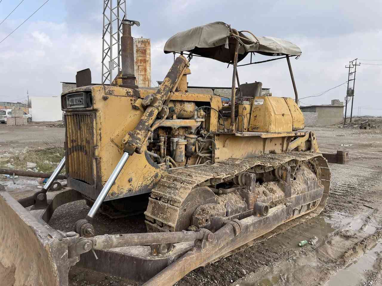 سلام  عليكم بلدوزرحجم 65كوماتسو للبيع موديل 1981بلادي بدون صبغ محرك وكير ابشرط مكفولة بدون نواقص راديتر وسلف جديد شادها بلدوزر بيها كتاب مزايده بأسم ألوالد سعر 20مليون وبيها مجال العنوان كركوك ***********
