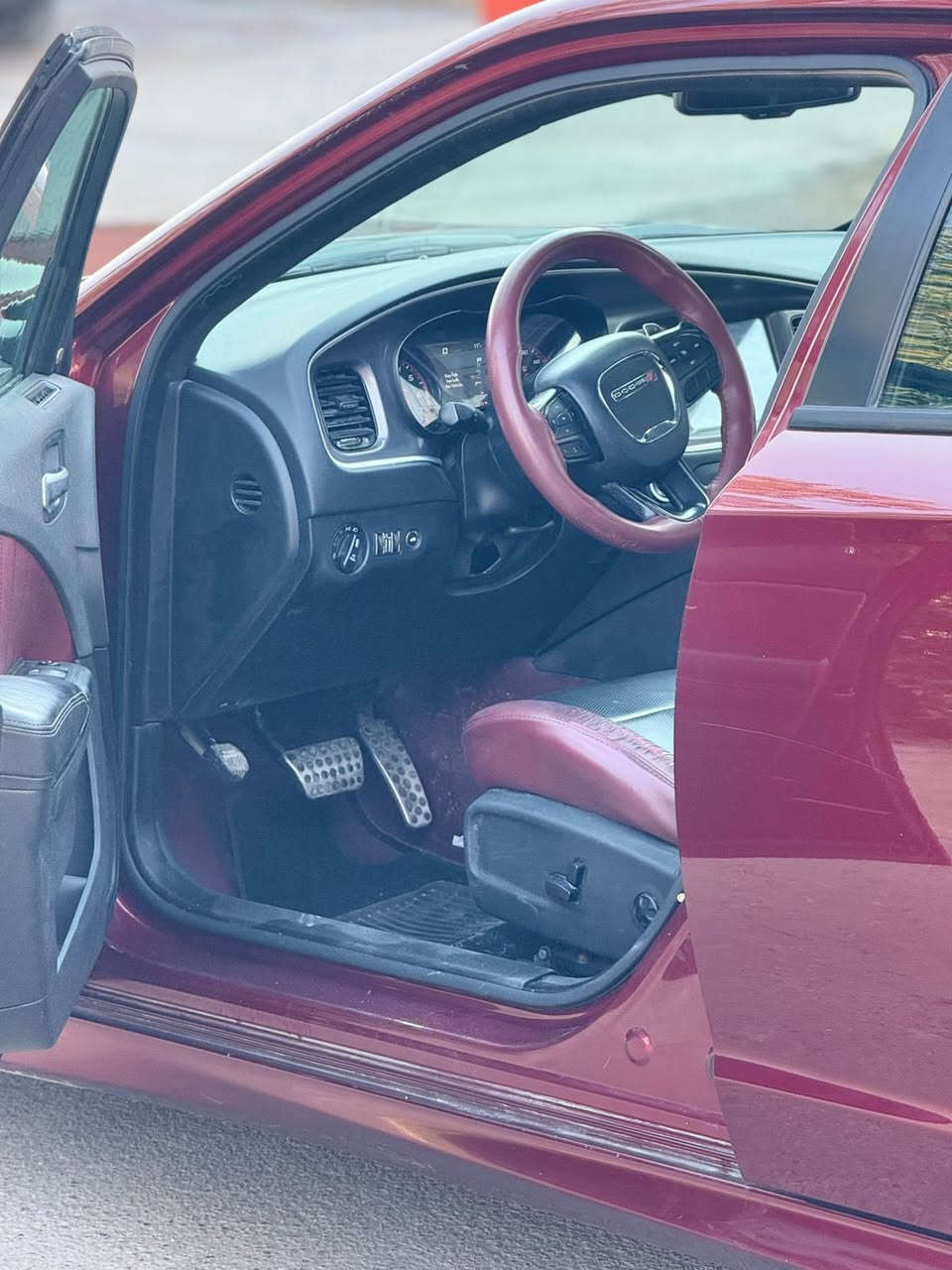 السلام عليكم
دوج جارجر GT جيتي موديل 2020 اصل  
رقم بغداد الجديد بسمي 
السعر ٢١٤ وبيها مجال 
(وارد امريكي).(للبيع فقط) 
كفاله عامه من الصبغ 
 بارد جاملغ مامي وجاملغ الخلفي 
حادث امريكه 
دواخل راديترات بلادية) 
(صور الحادث داخل المنشور  ) 
محرك V6 . 3600 . . 
(فول مواصفات ما عدا الفتحة) 
رقم بغداد بسمي السيارة  تحويل مباشر 
السيارة جديدة بمعنى الكلمة 
المواصفات:  
نسخة GT سوبر تراك
رادار خلفي + رادار جانبي نقاط عمياء 
كشنات كنتارا وجلد 
كشنات تدفئة وتبريد 
كشنات كهرباء عدد 2
كشنات خزن  
ستيرن تدفئة 
تحكم ستيرن 
حساسات خلفيه  
محدد سرعة 
شاشة كبيرة مع نضام ملاحة نفكيشن GPS
الشاشة مع اوبشنات
سماعات سستم صوت الپاين
كاميرا خلفية دوارة 
مرايا متحسسة للاضاءة العالية 
كير شفت بالستيرن
دخول ذكي مع ترحيب
تشغيل عن بعد 
المصابيح الامامية LED
تبريد قطعتين 
بصمة وتشغيل عن بعد 
ويل قياس 20 انچ
الاستفسار***********
العنوان بغداد
