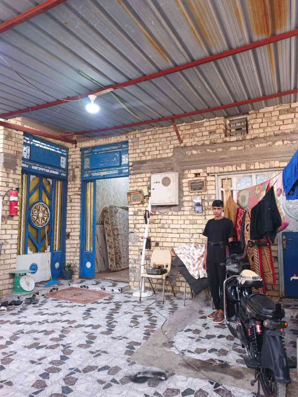 ألسلام عليكم ورحمه الله وبركاته 

دار سكن للبيع ✨
بناء طابوك درجه أولى 
على شارع 10 متر تبليط

جميع الخدمات متوفره 
ماء تبليط كهرباء مدارس

مساحه البيت 200م
واجه 10 نزال 20
محتويات البيت ⬇️

كراج
دوانيه
صاله
غرف نوم 2
مطبخ
صحيات خارجي داخلي + مناور

نوع العقار طابو ملك صرف زراعي عراقي سند 25

العنوان أبي الخصيب طريق لوصطي قرب مدارس طيور الخصيب لاهليه

السعر 90 وبي مجال
للاستفسار ***********
