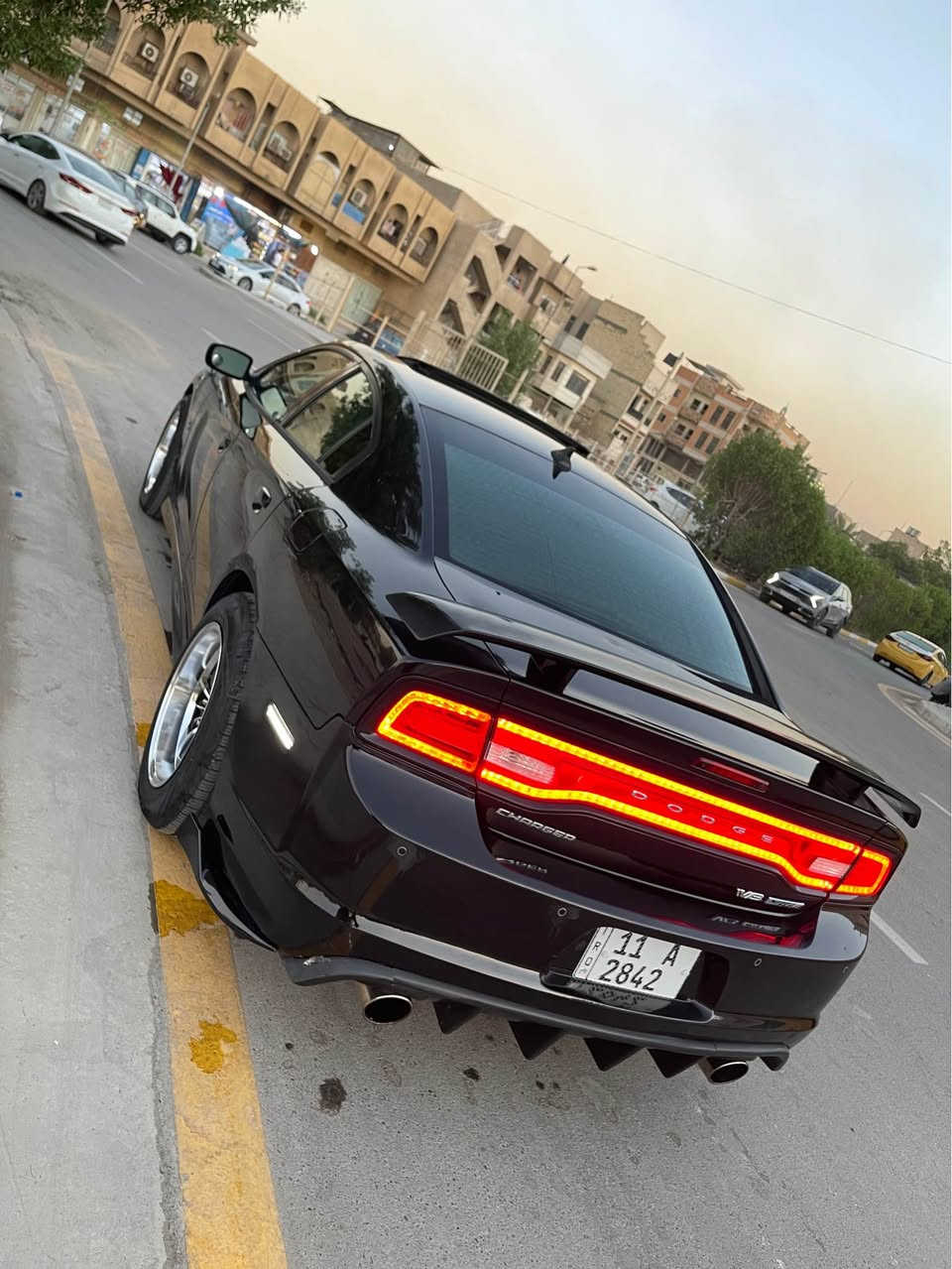 لسلام عليكم 
جارجر 13 اصل SRT
خليجي كلين تايتل بدون قطرة صبغ 
فول فتحة كشنات تدفئة تبريد والخلفيات تدفئة
ستيرن تدفئة كلاصات حار بارد 
فقط الباب الخلفي الايمن مبدل نفس اللون بلادي
باقي السيارة كلها مكفولة من ضربة ومن حادث 
عليها طابوكة 5700 
كلشي بالسيارة SRT بلادي ثلاجة واكسل قفل وباقي التفاصيل ماشية 205 كيلو 
منظومة زنون درجة اولى سوارات متغير 60 لون 
تخم ويل وتخم تاير جديد 
فجوج برمبو 
السعر / 170 ورقة وبيها مجال 
*********** بغداد, العراق
