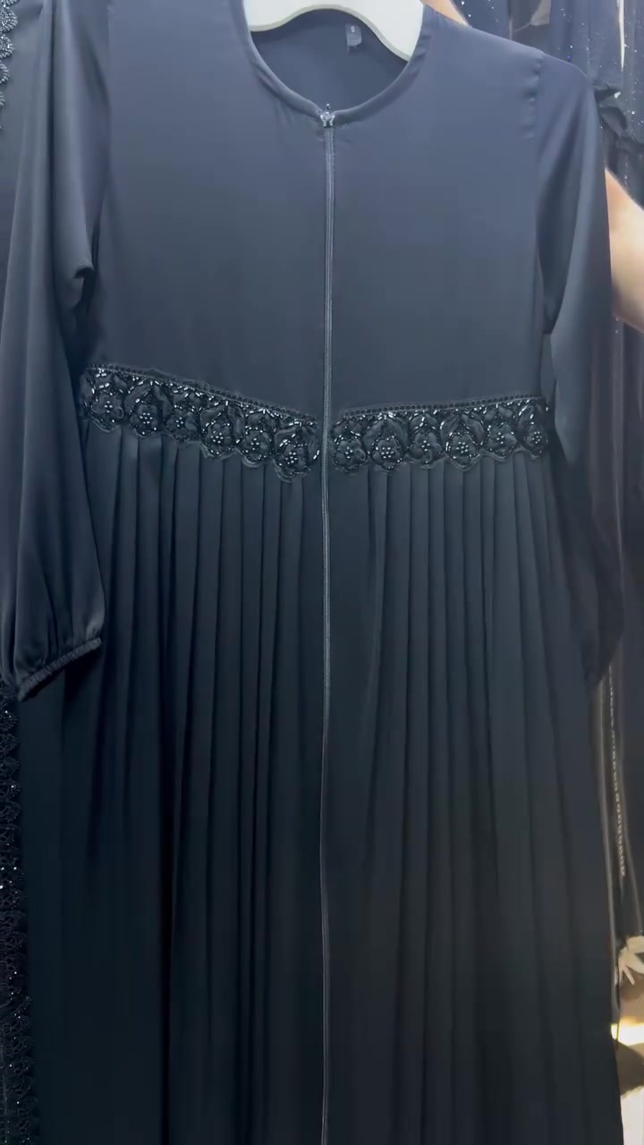 ✨ ب 24 الف فقط كل هالأناقة السوداء التي تبحثين عنها.. بجمال وسعر لا يُقاوَم! ✨
​🖤 مميزات القطعة:
​اللون: أسود فحم ملكي، غامق وثابت يزيدكِ هيبة وأناقة.
​التصميم: مطرزة بـ ستراس ناعم وراقي على ليضفي بريقاً وهدوءاً مميزاً 
​
​📏 المقاسات الخاصة والمريحة:
​لأننا نهتم بجمال كل الأجسام، وفرنا لكِ المقاسات كاملة
​💰 السعر المفاجأة: 
​كل هذه الفخامة والجودة العالية فقط بـ 24 الف دينار! 🔥
​🚚 خدمة التوصيل متوفرة لجميع المحافظات (تصلكِ حتى باب البيت).


**إذا كنت صاحب هذا الإعلان وتريد حذفه لأي سبب، رجاءا أرسل رسالة إلى الدعم الفني**