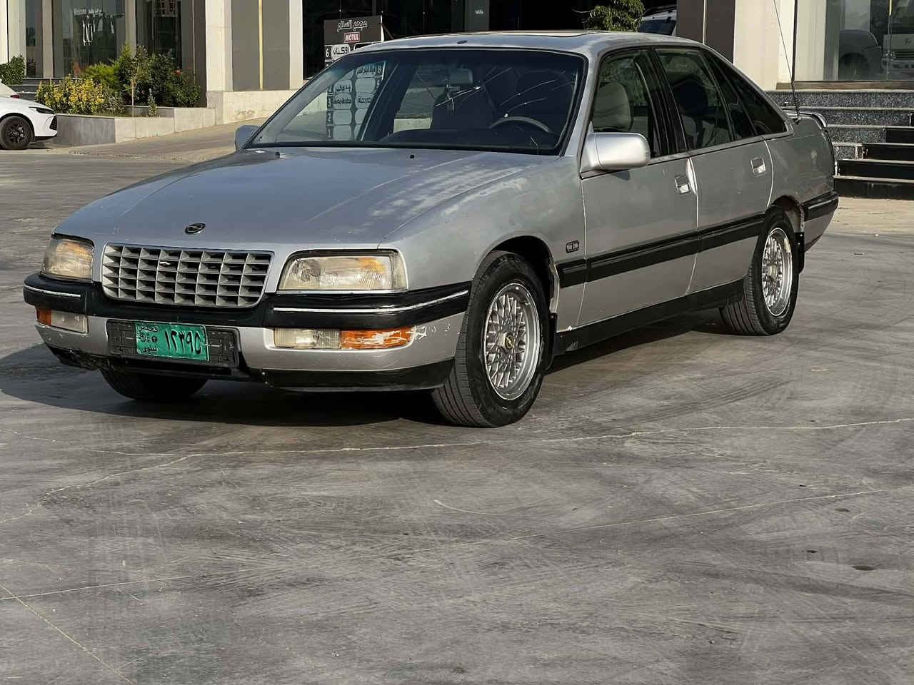 السعر 23$$          ***********
سيناتور موديل 1990 مكينه كير شرط تبريد شغال صبغ عام جماليه بدون دواخل وبدون معجون كير عادي سلايت رقم نينوى سنويه بيضاء مرسمه ومدفوع كمركها كوبون بانزين موجود جامات كهرب داخل صاج ويل كب مري كهرب شرعي موجود شرط التحويل مكان السياره موصل
