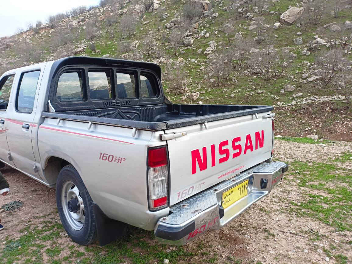 نیسان دەبڵ مۆدیل 2000 ڕەنگ سلڤەر  ئاڕم پلاسیک سلێمانی بەشەرت ، سەیارەکە تابڵێیت جوان و هەیکەلی قوتە ، کامل بۆیاخە لەسەر کاڵ بوونەوە  یەک قرچێکی پێشی هەیە تەنها کەمێک بۆنیتی گرتووە شانسی نەگرتووە ، مووس و بڕانەوەی بەشەرت گێڕ و مەکینە و ئەکسل بەشەرت زۆر بێ مەسرەفە چوار تایەی لۆکی لەژێردایە ، پارەی یەک بڕاوەیەکە نرخی تەنها 69 گەڵاو کەمێک معامەلە .

ژ.م  : ***********
ژ.م  : *********** السليمانية, العراق
